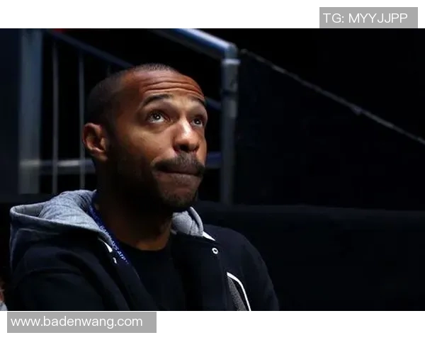 足球明星亨利的妻子美丽照片曝光引发网友热议与关注