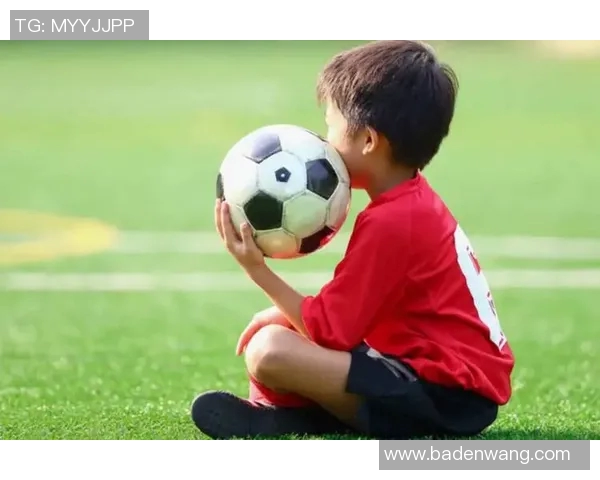 足球明星与小孩亲密互动展现温暖瞬间感动无数球迷心灵